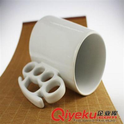 創(chuàng)意與力量結(jié)合 廣州錦陶陶瓷實業(yè)現(xiàn)貨純白色拳擊杯詳解